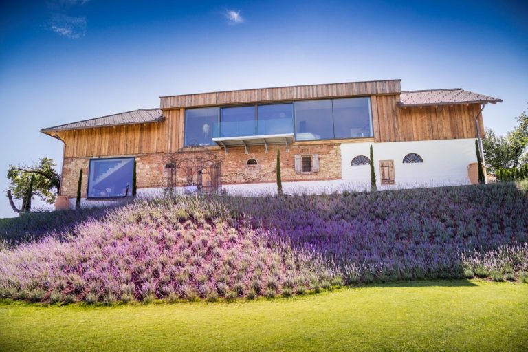 Loft mit Lavendelhügel