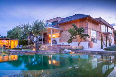 Luxusloft mit Private Spa und Naturschwimmteich, umgeben von einer malerischen Landschaft