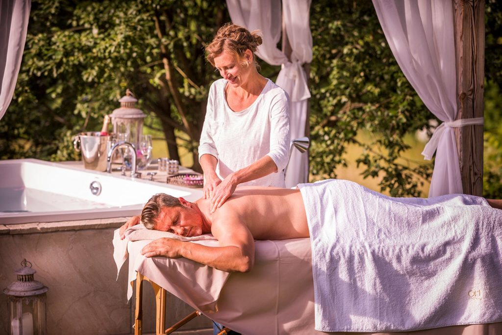 Massage im Spa Garten vom Chalet Steinfuchs