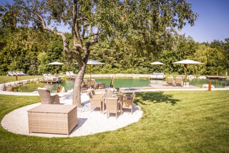 Park mit Naturschwimmteich