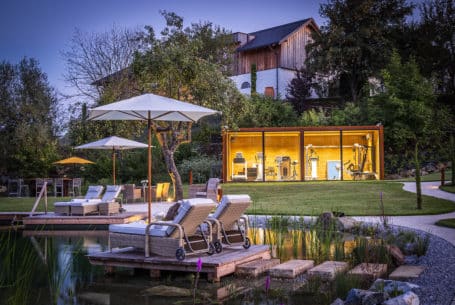 Naturschwimmteich und Fitness Kubus bei Nacht