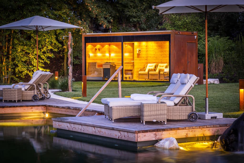 Sauna-Kubus in der Parkanlage