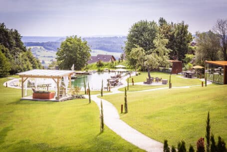 Park mit Naturschwimmteich - Golden Hill