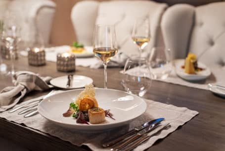 Tischgedeck für ein Private Dinner mit feinem Gericht und Wein