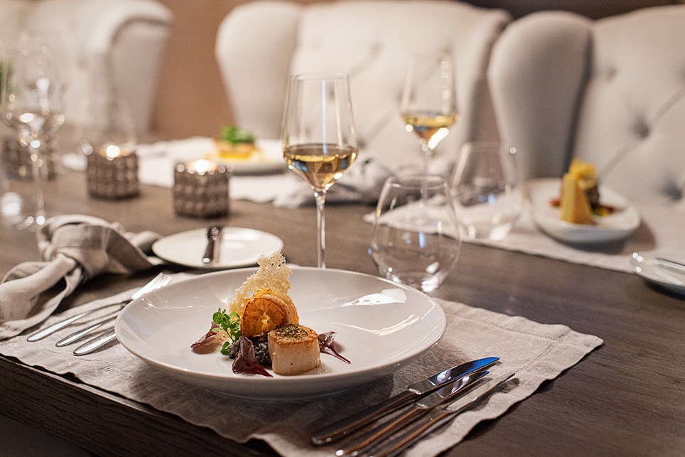 Tischgedeck für ein Private Dinner mit feinem Gericht und Wein