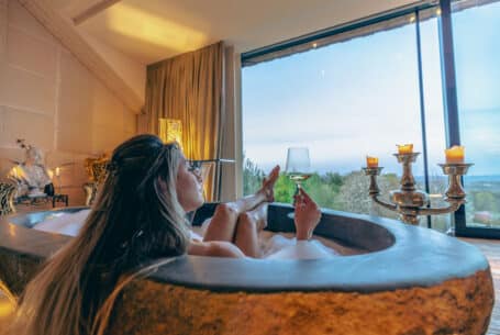 Wellness in der Steinbadewanne