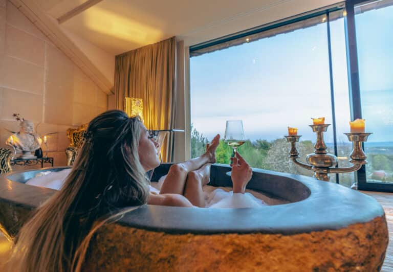 Wellness in der Steinbadewanne
