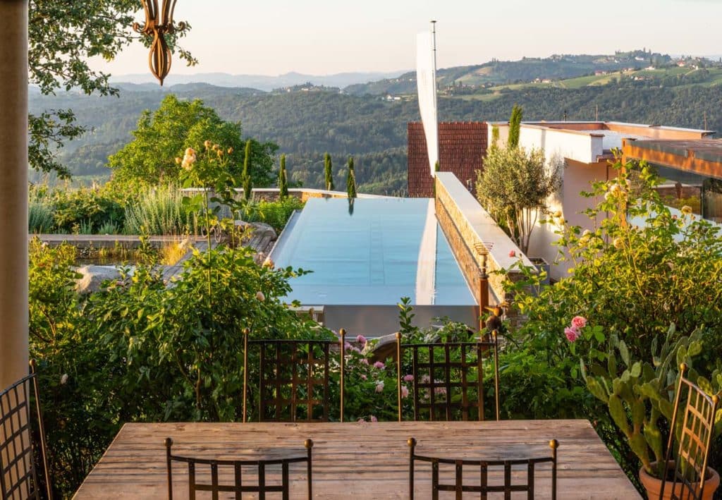 Pool mit Ausblick über die Weinberge