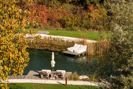 Naturschwimmteich Golden Hill im Herbst