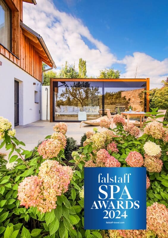 Außenbereich des Golden Hill mit Blumen und Falstaff SPA Award 2024