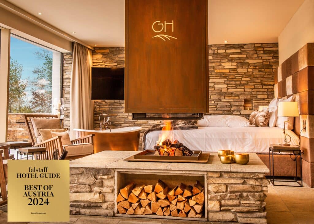 Innenansicht des Chalet Steppenfuchs mit Kamin und dem 'Best of Austria 2024'-Award